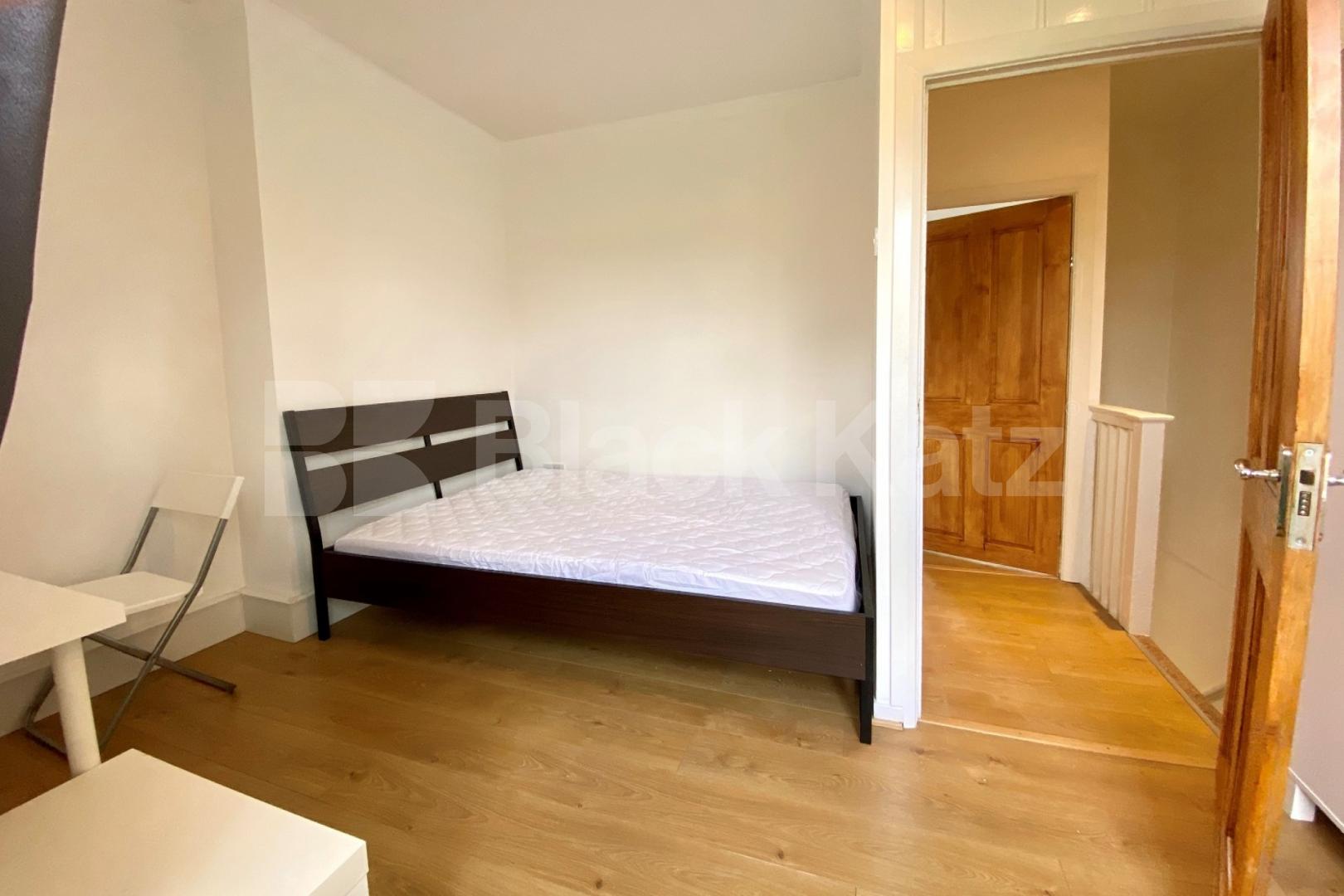 Recently redecorated throughout with neutral decor and wooden floors Pardoner Street, London Bridge / Borough